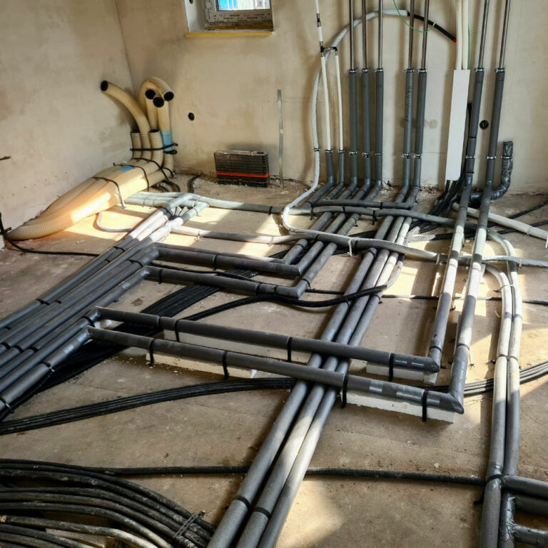 Flüssigdämmung Vorbereitung in einer HWR voller Leitungen