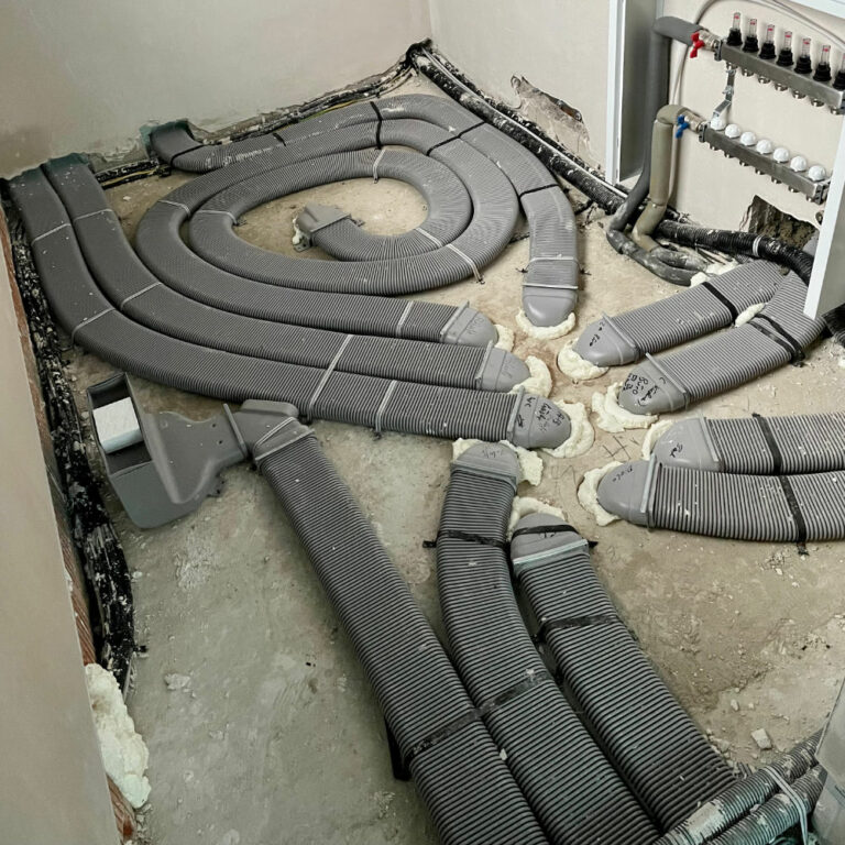 Flüssigdämmung Vorbereitung in einem Abstellraum voller Leitungen