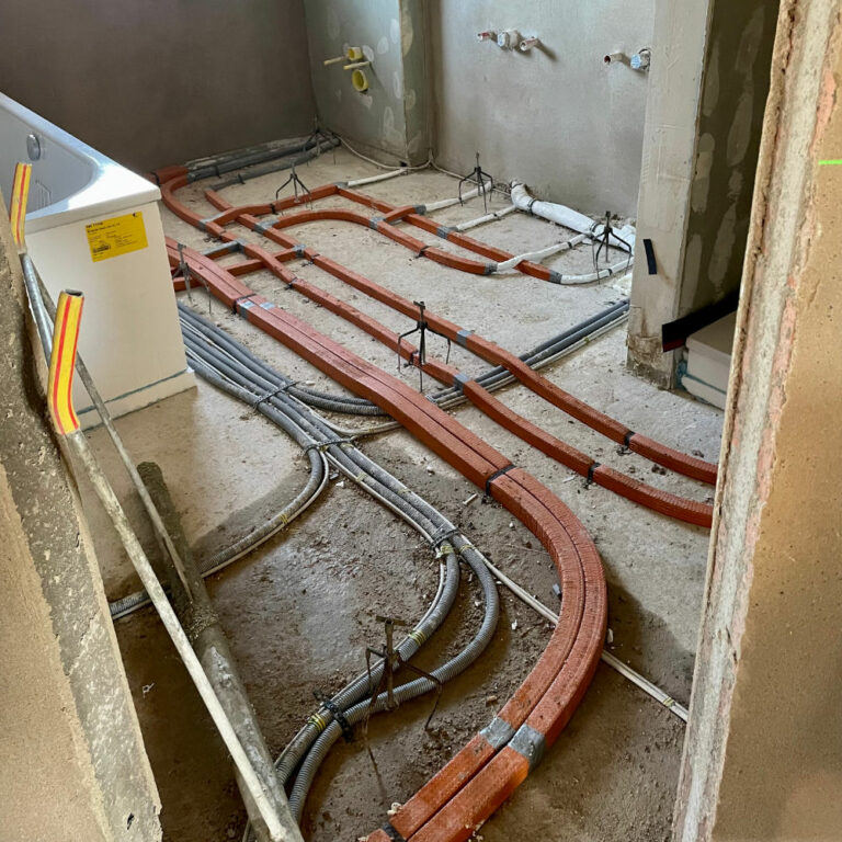 Flüssigdämmung Vorbereitung in einem Badezimmer voller Leitungen