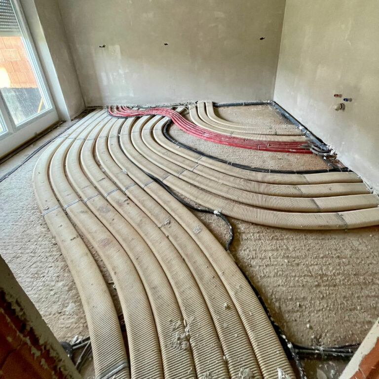 Flüssigdämmung Vorbereitung in einer Küche voller Leitungen